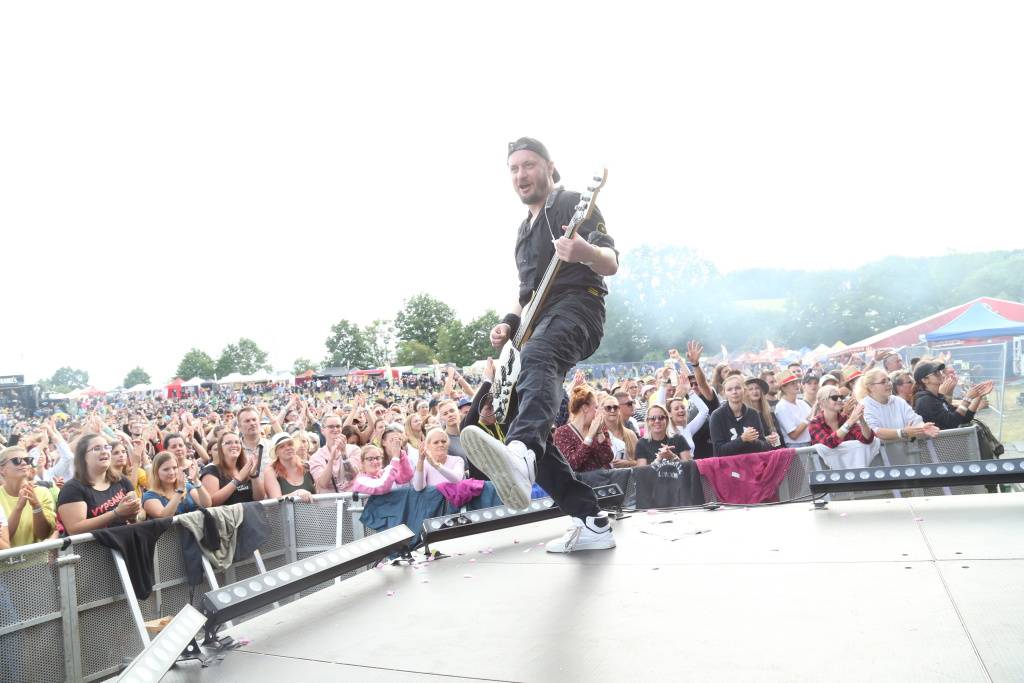 Hrady CZ v Rožmberku nad Vltavou poznamenala bouřka. Zahráli Divokej Bill, UDG i Tomáš Klus