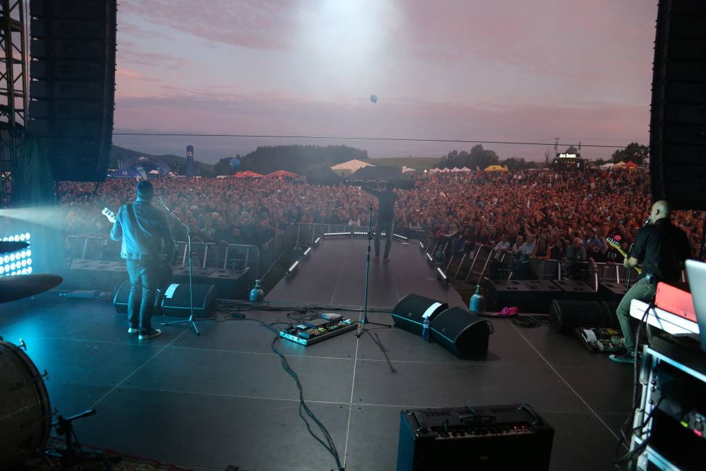 Hrady CZ v Rožmberku nad Vltavou poznamenala bouřka. Zahráli Divokej Bill, UDG i Tomáš Klus