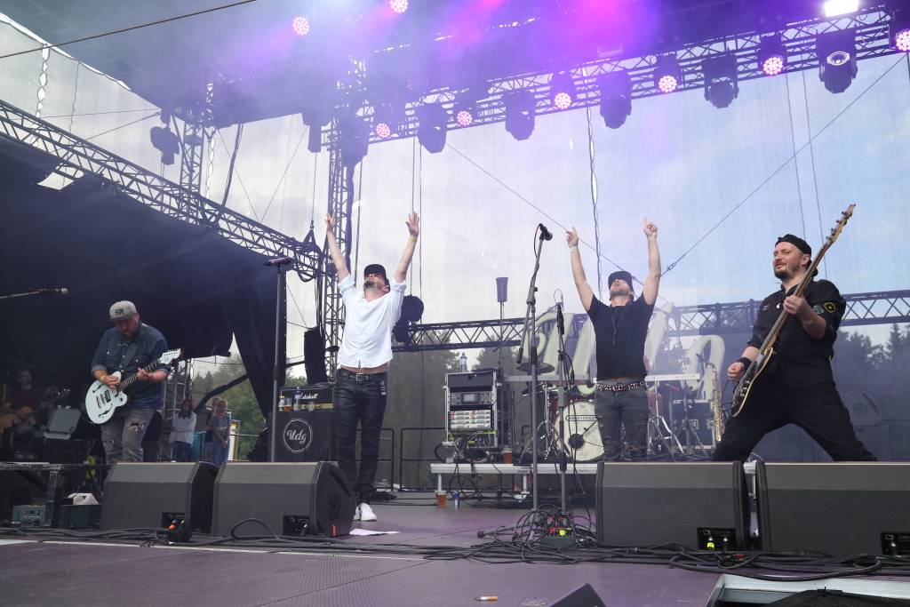 Hrady CZ v Rožmberku nad Vltavou poznamenala bouřka. Zahráli Divokej Bill, UDG i Tomáš Klus