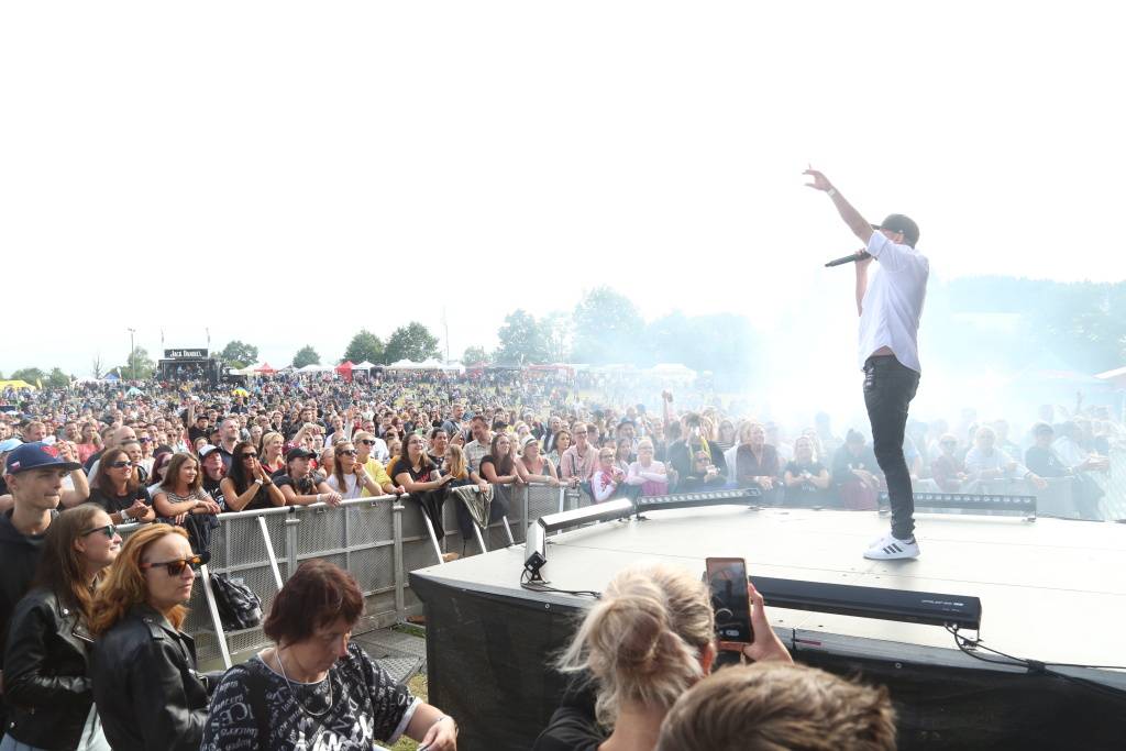 Hrady CZ v Rožmberku nad Vltavou poznamenala bouřka. Zahráli Divokej Bill, UDG i Tomáš Klus