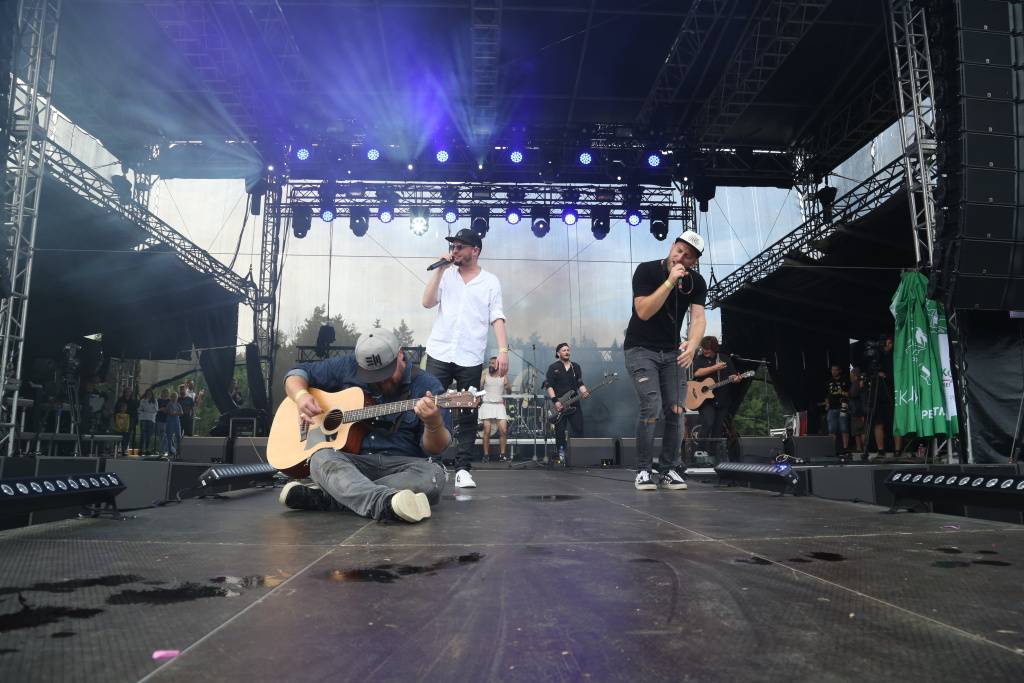 Hrady CZ v Rožmberku nad Vltavou poznamenala bouřka. Zahráli Divokej Bill, UDG i Tomáš Klus