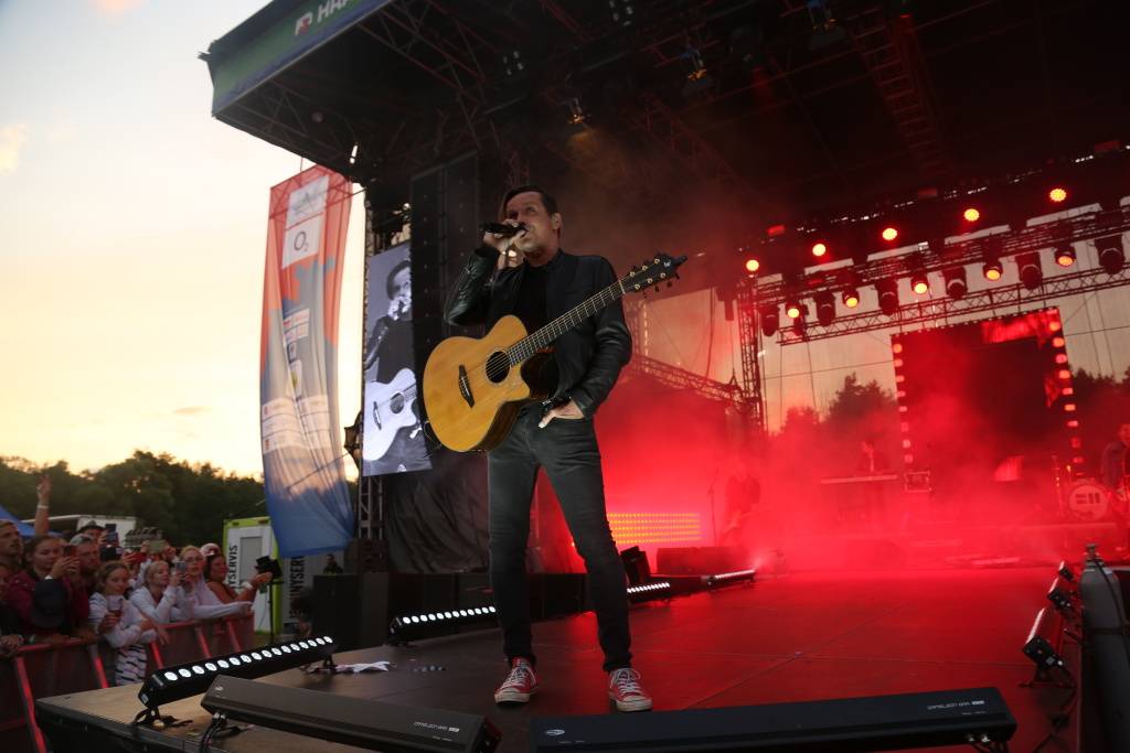 Hrady CZ v Rožmberku nad Vltavou poznamenala bouřka. Zahráli Divokej Bill, UDG i Tomáš Klus