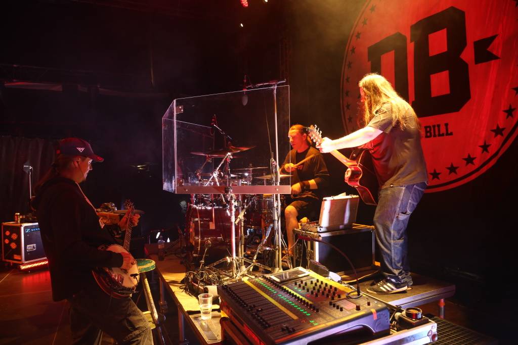 Hrady CZ v Rožmberku nad Vltavou poznamenala bouřka. Zahráli Divokej Bill, UDG i Tomáš Klus