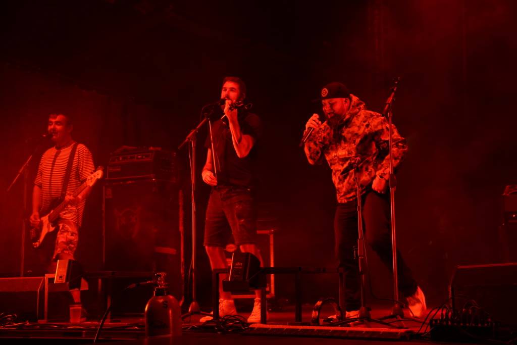 Hrady CZ v Rožmberku nad Vltavou poznamenala bouřka. Zahráli Divokej Bill, UDG i Tomáš Klus