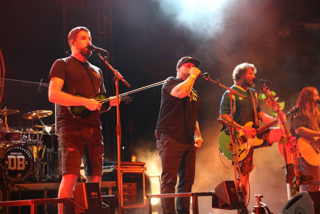 Hrady CZ v Rožmberku nad Vltavou poznamenala bouřka. Zahráli Divokej Bill, UDG i Tomáš Klus