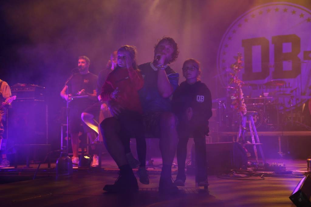 Hrady CZ v Rožmberku nad Vltavou poznamenala bouřka. Zahráli Divokej Bill, UDG i Tomáš Klus