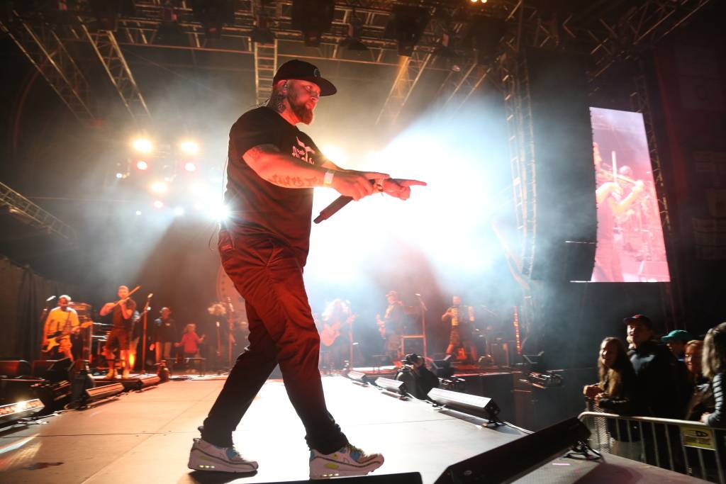 Hrady CZ v Rožmberku nad Vltavou poznamenala bouřka. Zahráli Divokej Bill, UDG i Tomáš Klus