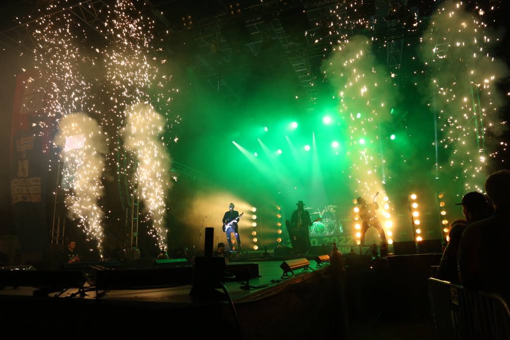 Hrady CZ v Rožmberku nad Vltavou poznamenala bouřka. Zahráli Divokej Bill, UDG i Tomáš Klus