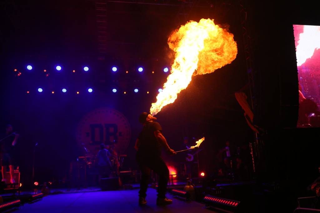Hrady CZ v Rožmberku nad Vltavou poznamenala bouřka. Zahráli Divokej Bill, UDG i Tomáš Klus