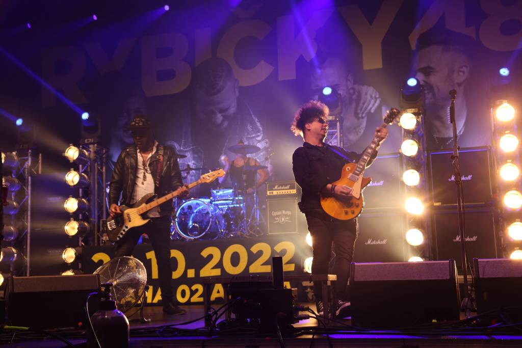 Hrady CZ v Rožmberku nad Vltavou poznamenala bouřka. Zahráli Divokej Bill, UDG i Tomáš Klus