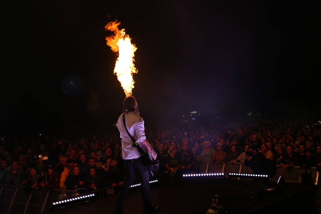 Hrady CZ v Rožmberku nad Vltavou poznamenala bouřka. Zahráli Divokej Bill, UDG i Tomáš Klus