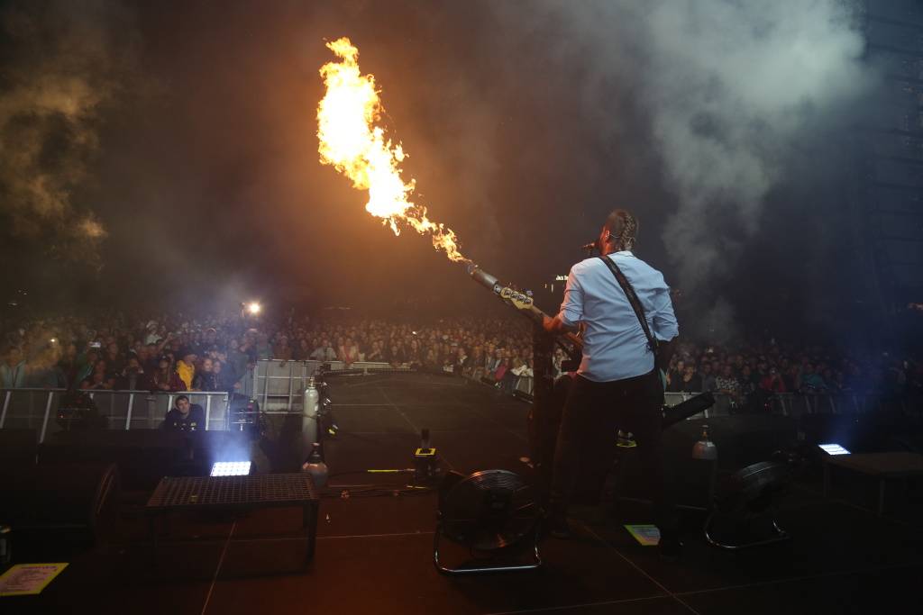 Hrady CZ v Rožmberku nad Vltavou poznamenala bouřka. Zahráli Divokej Bill, UDG i Tomáš Klus