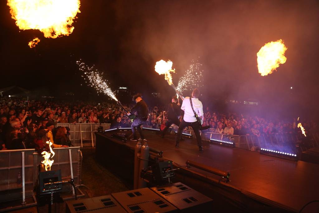 Hrady CZ v Rožmberku nad Vltavou poznamenala bouřka. Zahráli Divokej Bill, UDG i Tomáš Klus
