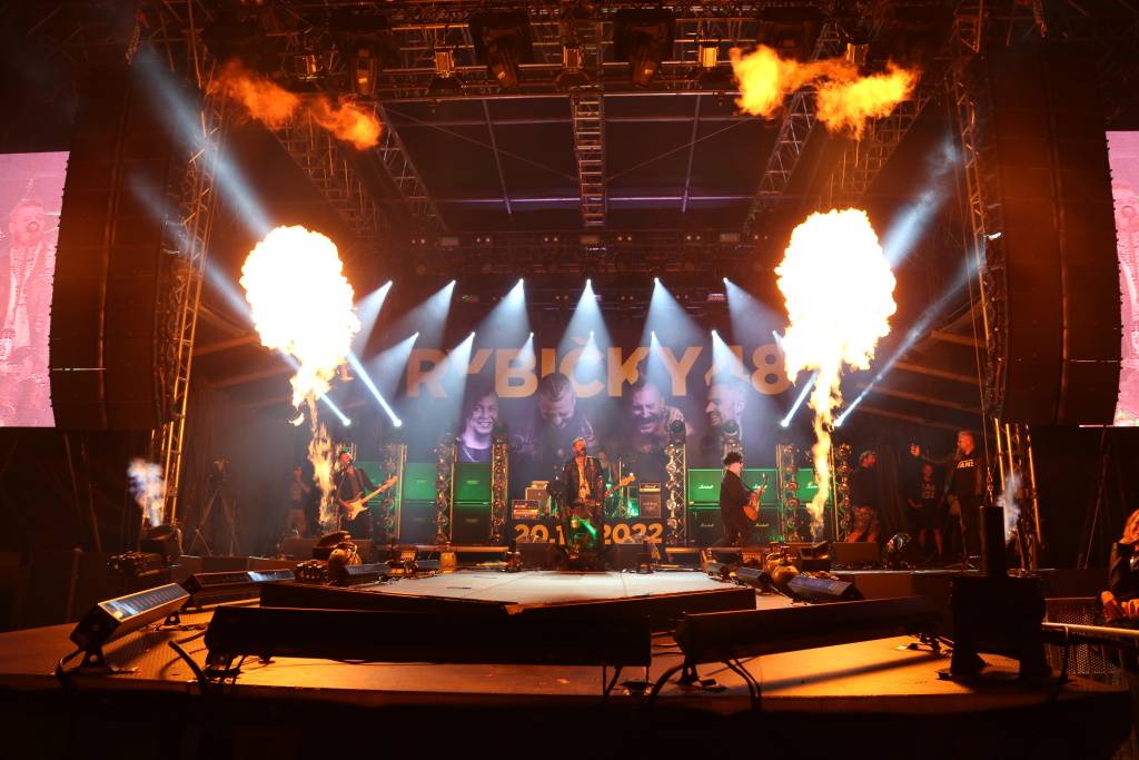 Hrady CZ v Rožmberku nad Vltavou poznamenala bouřka. Zahráli Divokej Bill, UDG i Tomáš Klus