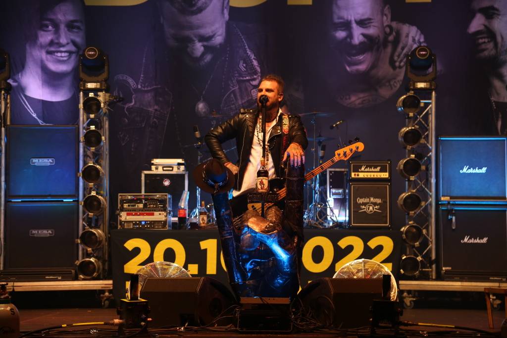 Hrady CZ v Rožmberku nad Vltavou poznamenala bouřka. Zahráli Divokej Bill, UDG i Tomáš Klus