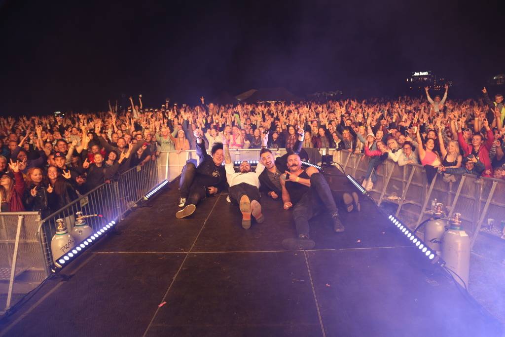 Hrady CZ v Rožmberku nad Vltavou poznamenala bouřka. Zahráli Divokej Bill, UDG i Tomáš Klus