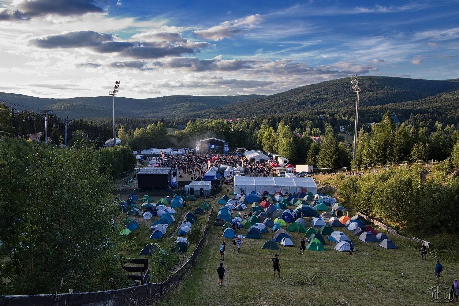 Tři sestry pily rum, pivo a zelenou, na Keltskou noc pozvaly E!E, Wohnout i Dymytry