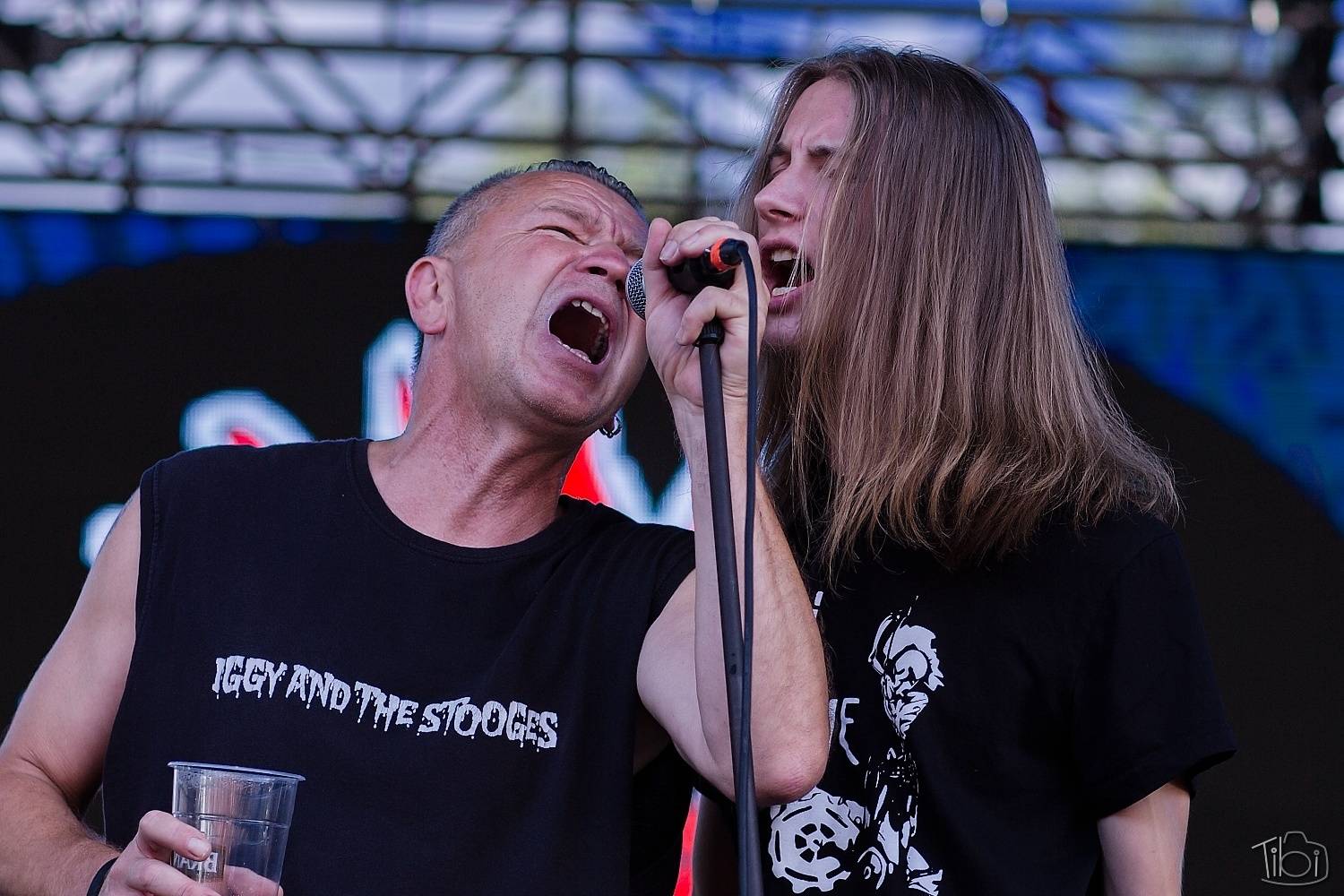 Tři sestry pily rum, pivo a zelenou, na Keltskou noc pozvaly E!E, Wohnout i Dymytry