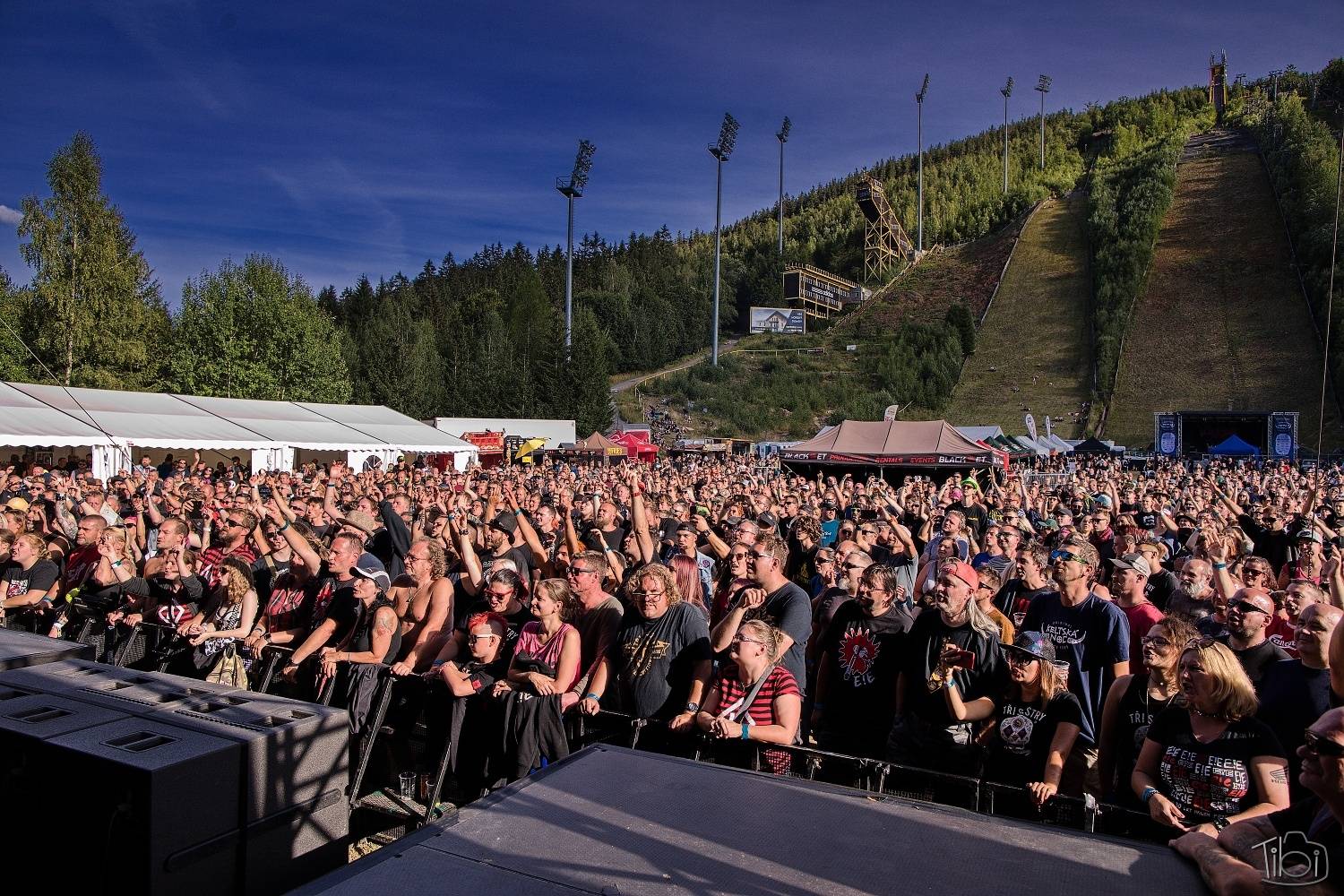 Tři sestry pily rum, pivo a zelenou, na Keltskou noc pozvaly E!E, Wohnout i Dymytry