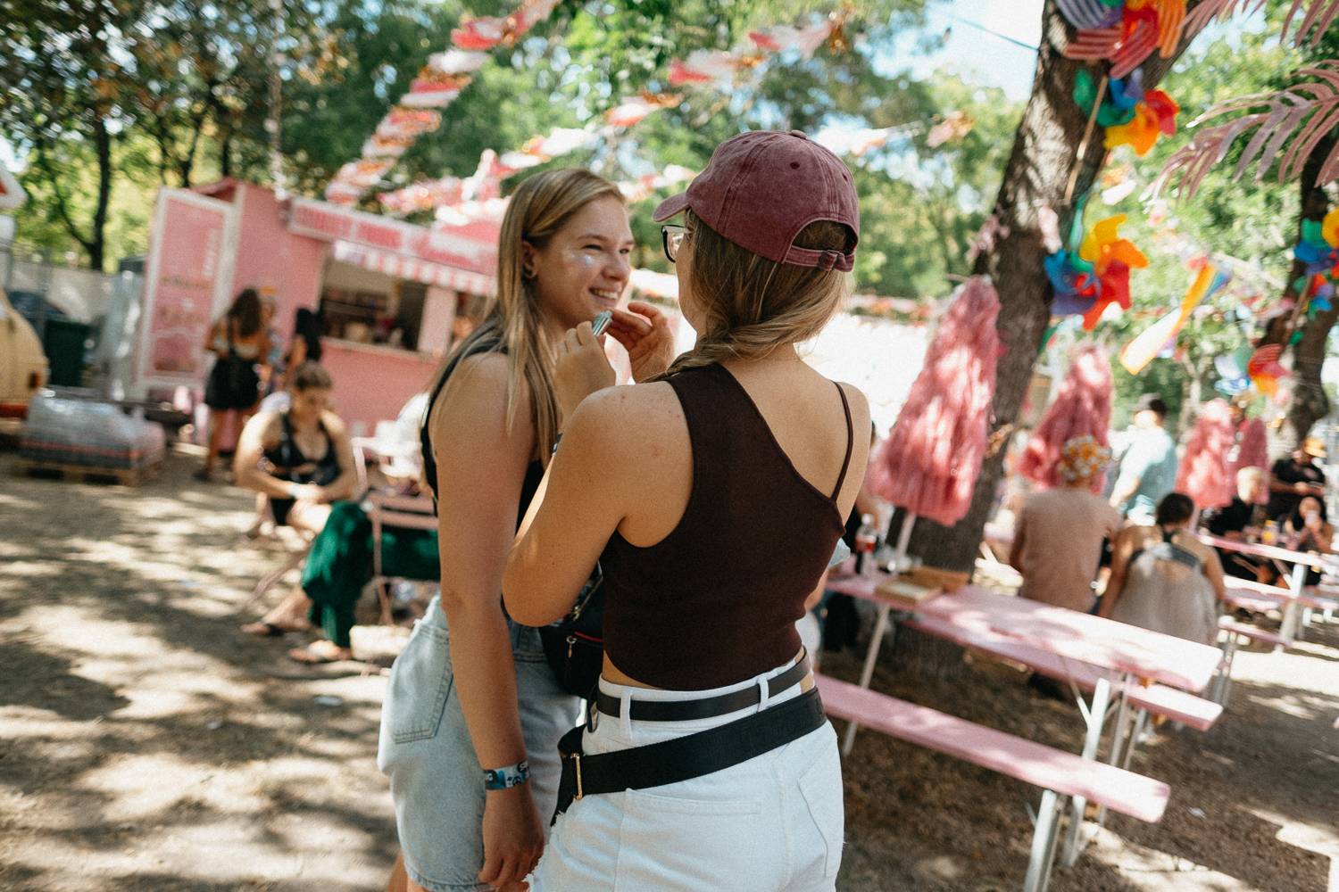 Sziget festival zahájili Dua Lipa, Nova Twins, Milky Chance i Remi Wolf