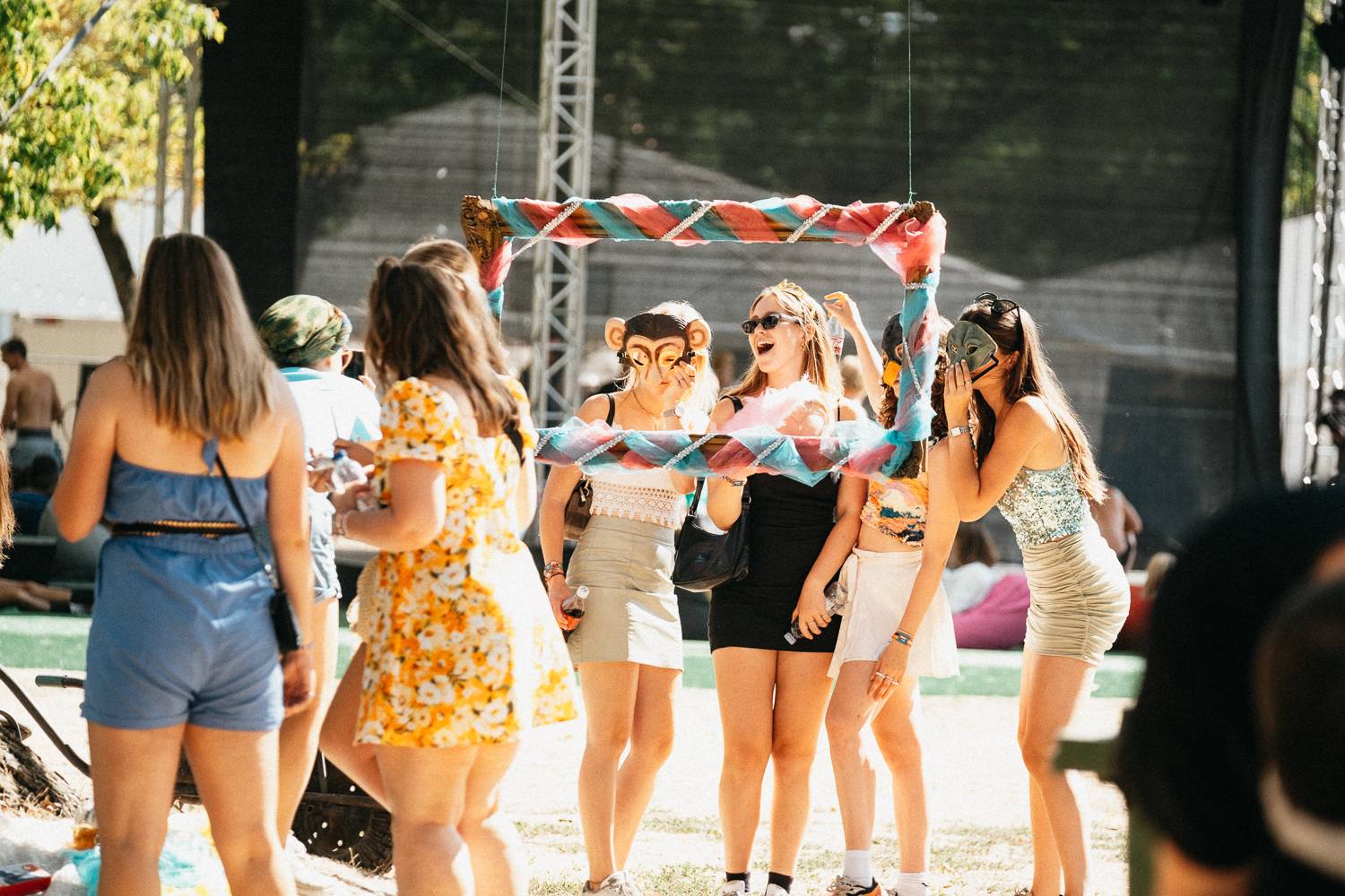 Sziget festival zahájili Dua Lipa, Nova Twins, Milky Chance i Remi Wolf