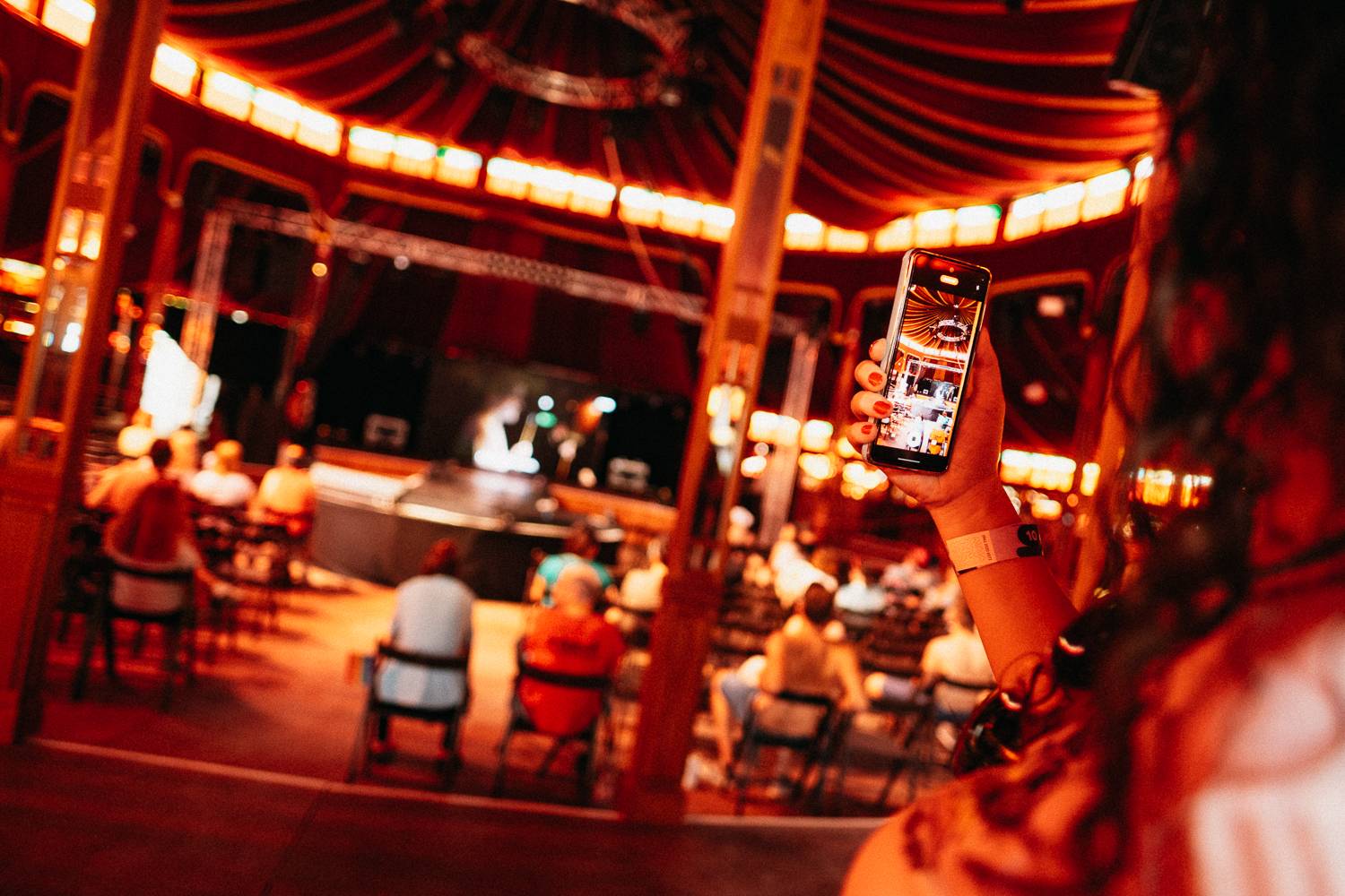 Sziget festival zahájili Dua Lipa, Nova Twins, Milky Chance i Remi Wolf