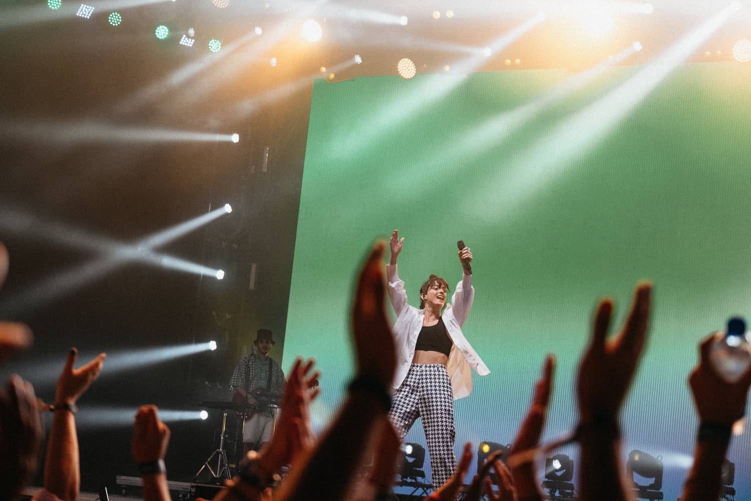 Sziget festival zahájili Dua Lipa, Nova Twins, Milky Chance i Remi Wolf