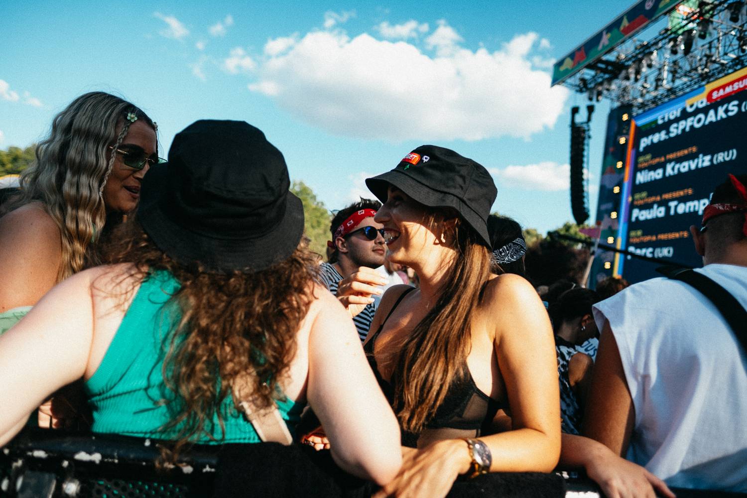 Sziget festival zahájili Dua Lipa, Nova Twins, Milky Chance i Remi Wolf