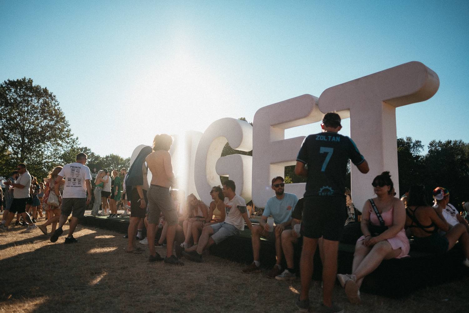 Sziget festival zahájili Dua Lipa, Nova Twins, Milky Chance i Remi Wolf