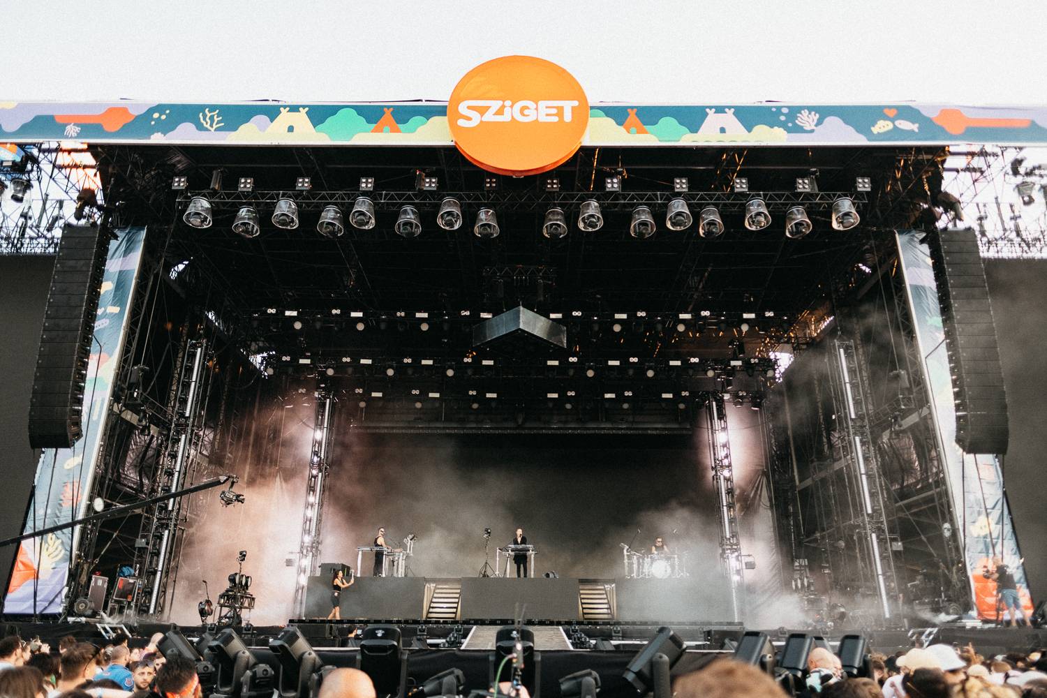 Sziget festival zahájili Dua Lipa, Nova Twins, Milky Chance i Remi Wolf