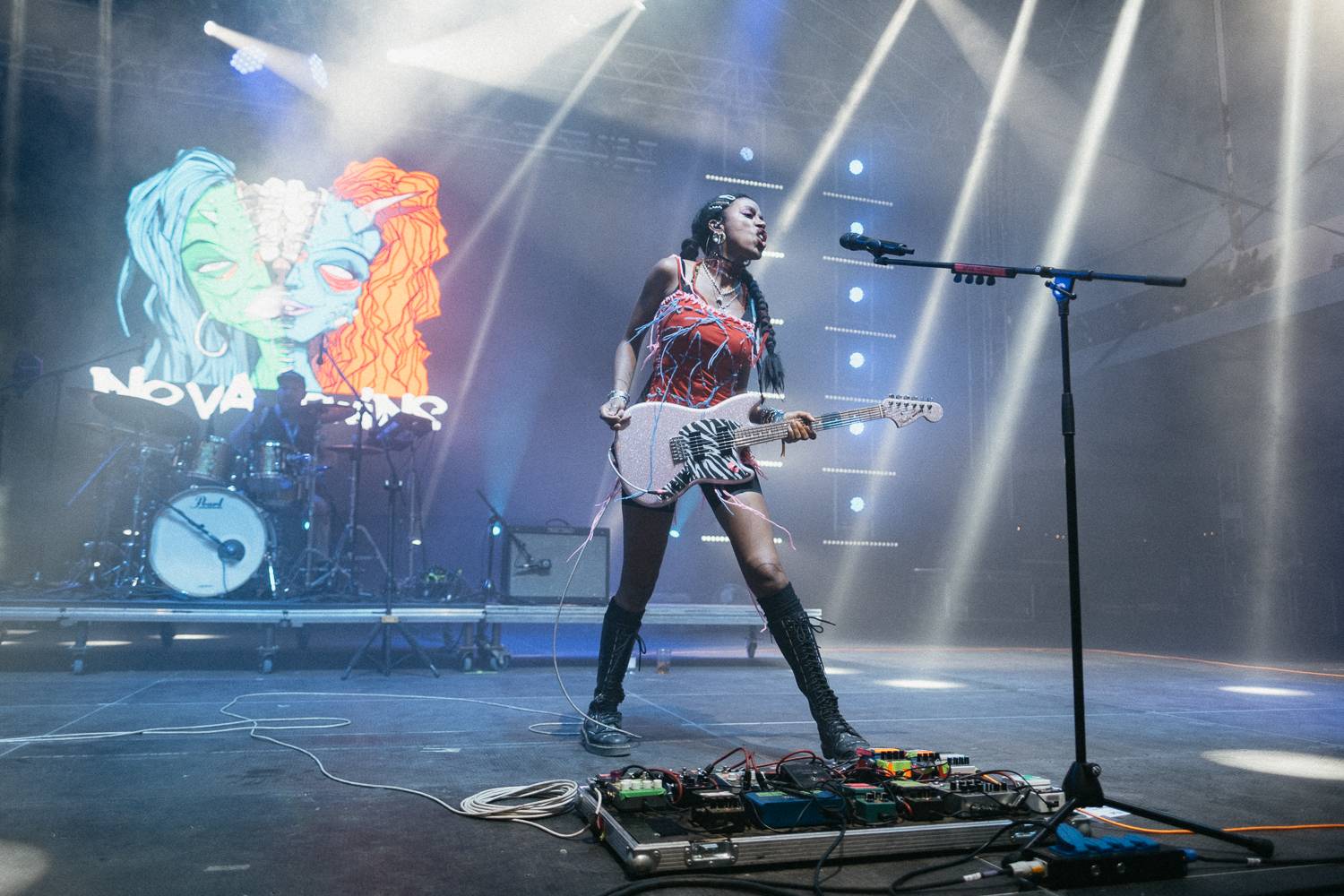 Sziget festival zahájili Dua Lipa, Nova Twins, Milky Chance i Remi Wolf