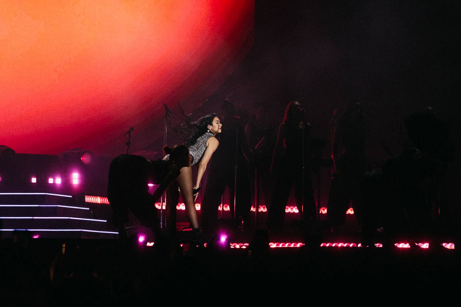 Sziget festival zahájili Dua Lipa, Nova Twins, Milky Chance i Remi Wolf