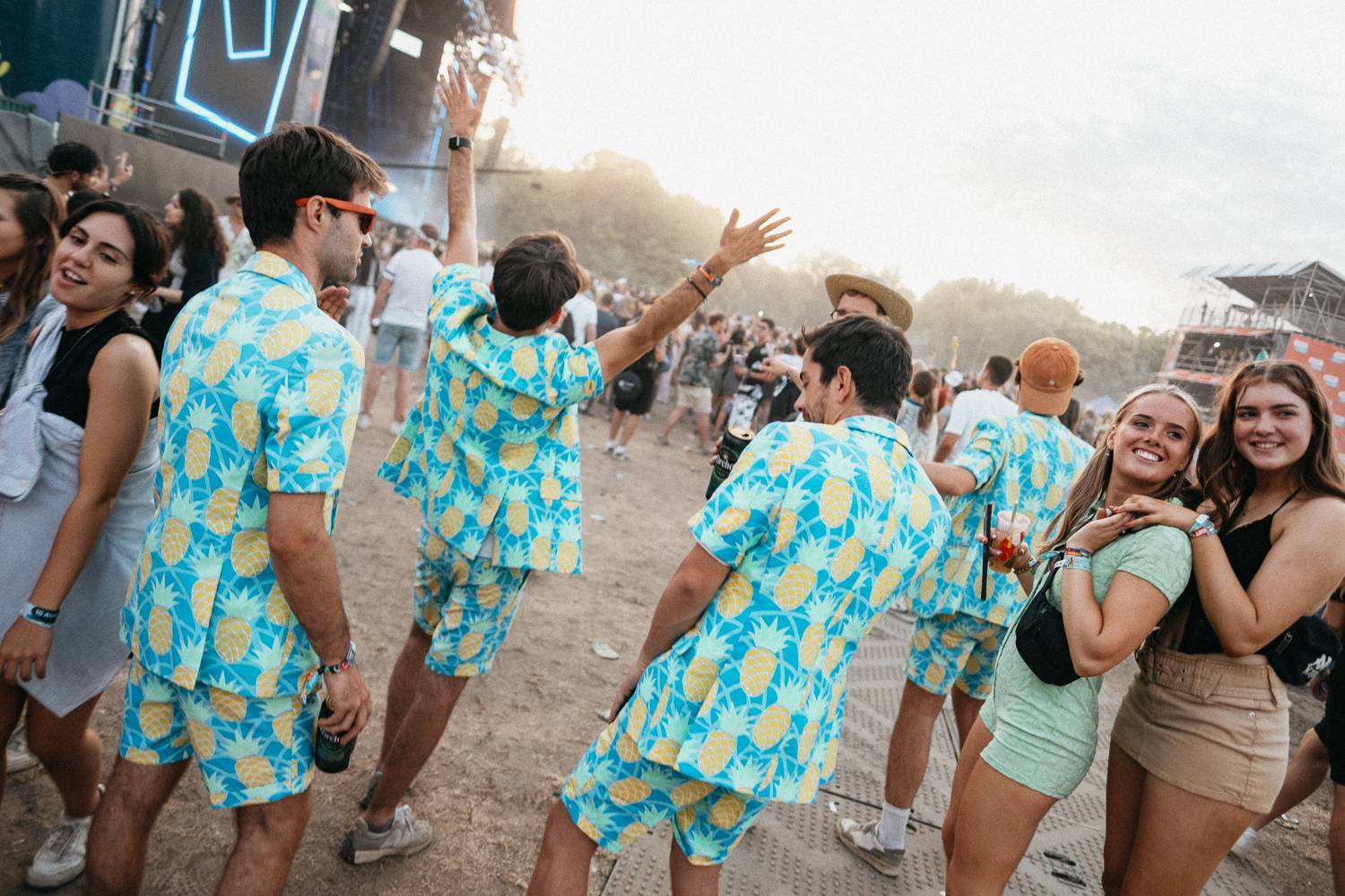 Sziget festival zahájili Dua Lipa, Nova Twins, Milky Chance i Remi Wolf