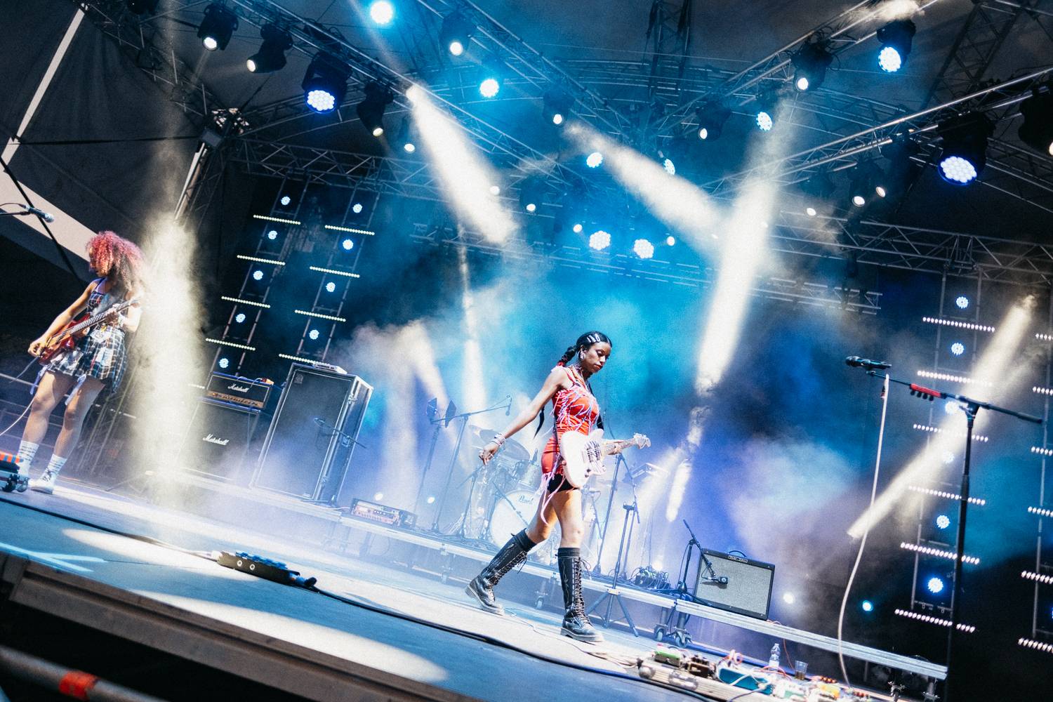 Sziget festival zahájili Dua Lipa, Nova Twins, Milky Chance i Remi Wolf