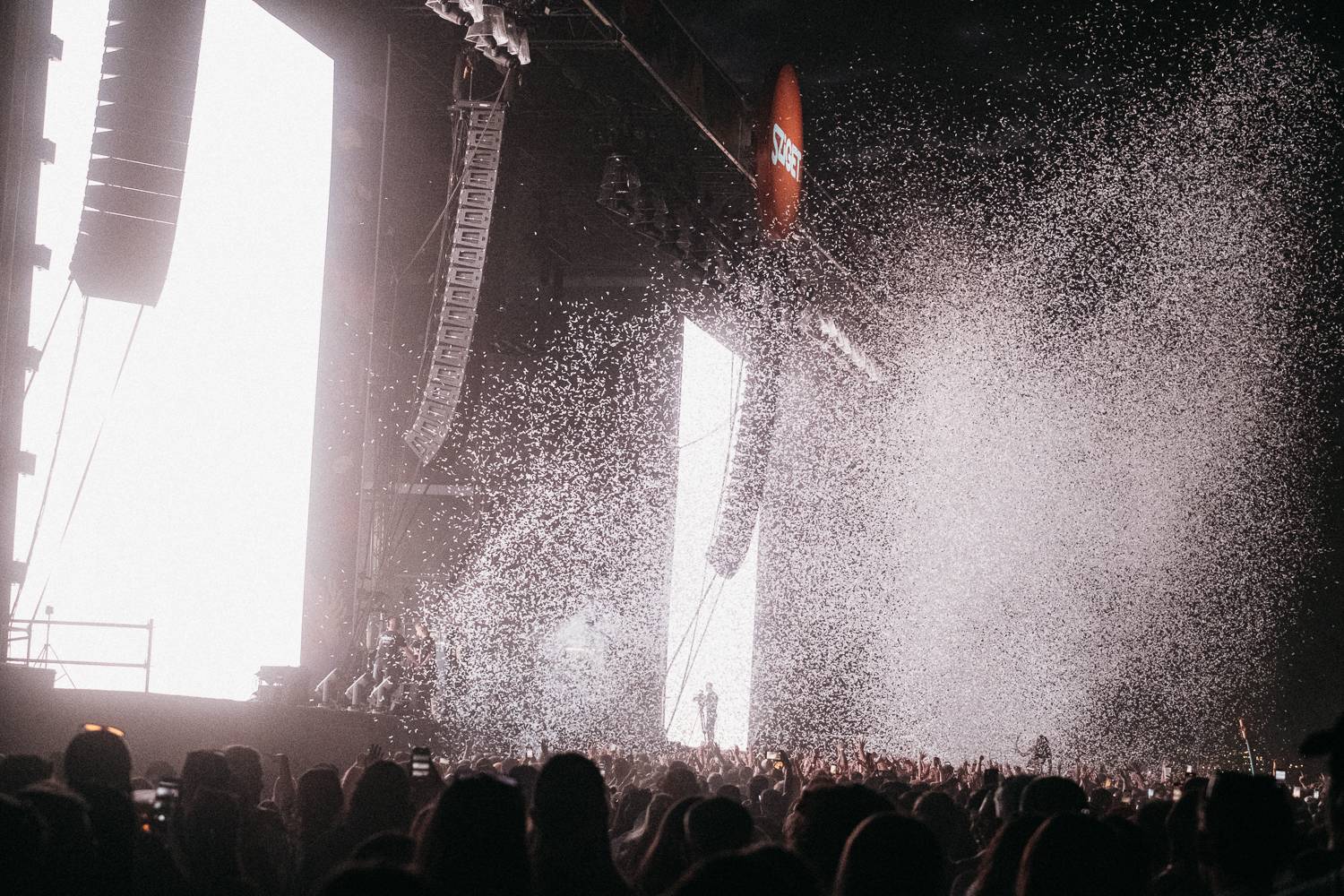 Sziget festival zahájili Dua Lipa, Nova Twins, Milky Chance i Remi Wolf