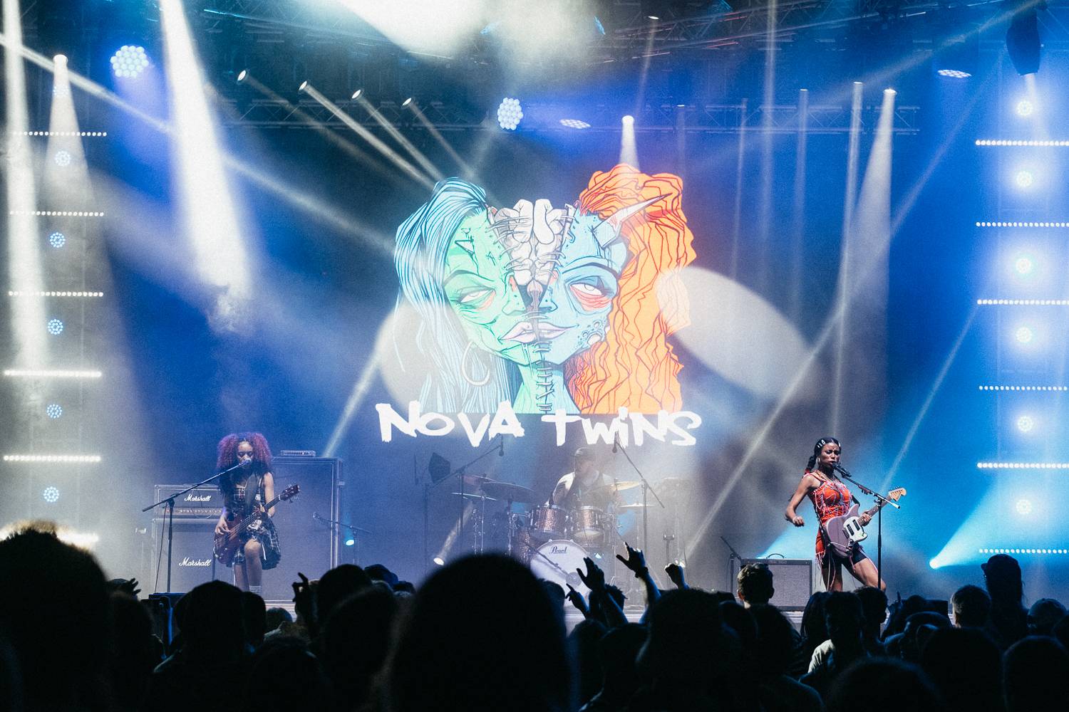 Sziget festival zahájili Dua Lipa, Nova Twins, Milky Chance i Remi Wolf