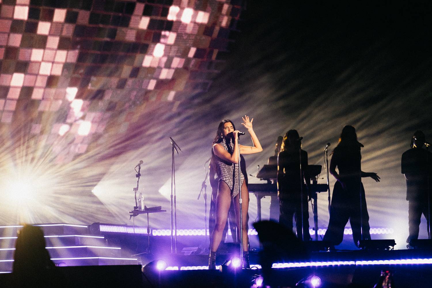 Sziget festival zahájili Dua Lipa, Nova Twins, Milky Chance i Remi Wolf