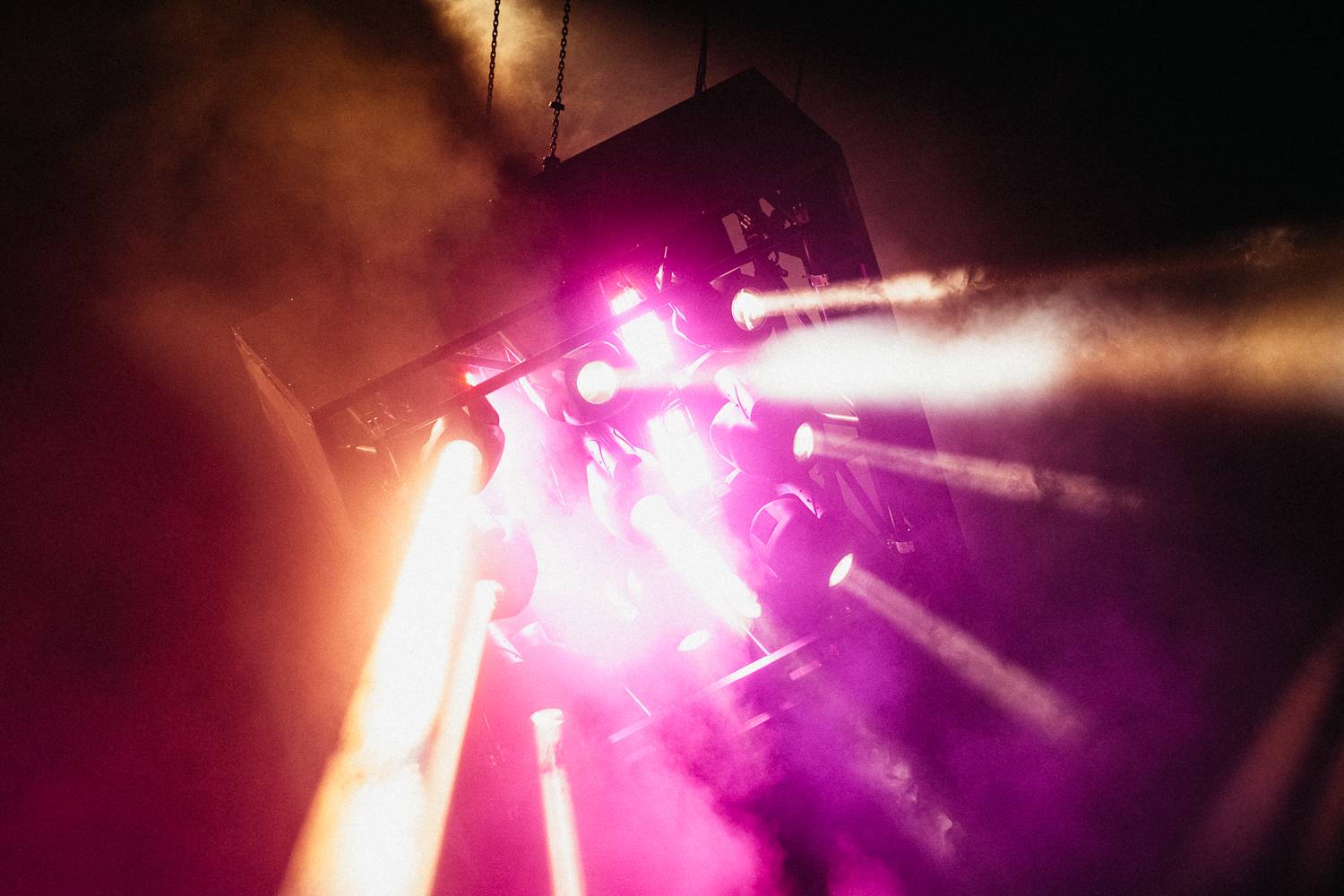 Sziget festival zahájili Dua Lipa, Nova Twins, Milky Chance i Remi Wolf