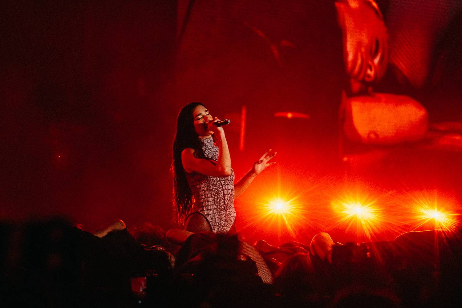 Sziget festival zahájili Dua Lipa, Nova Twins, Milky Chance i Remi Wolf