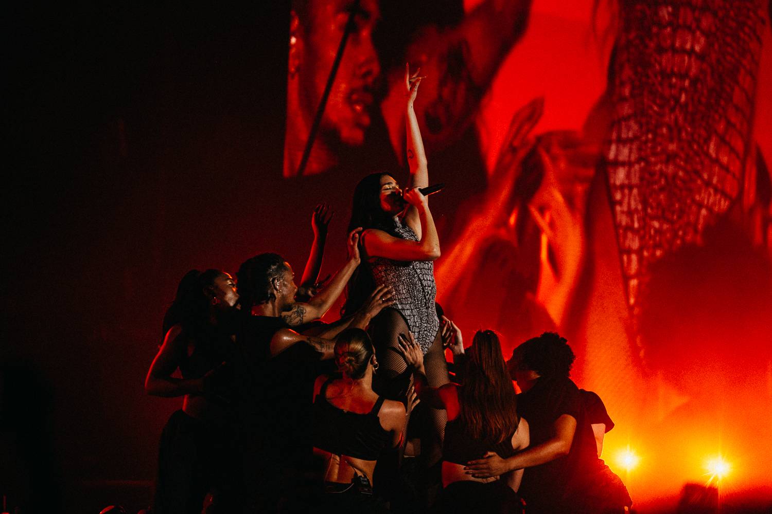 Sziget festival zahájili Dua Lipa, Nova Twins, Milky Chance i Remi Wolf