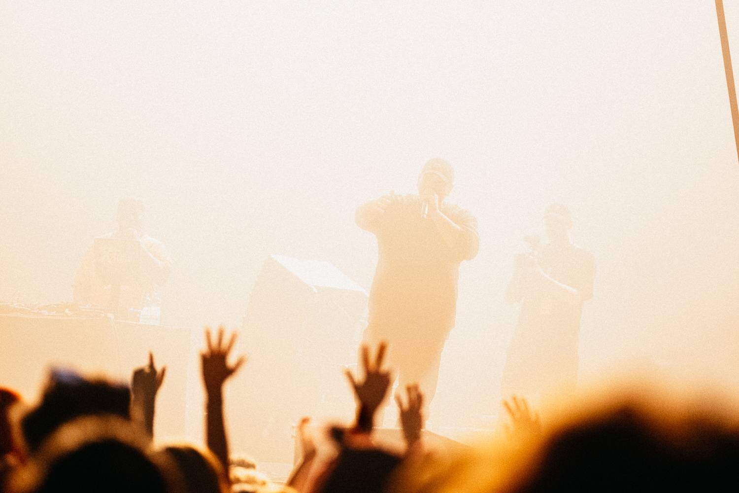 Sziget festival zahájili Dua Lipa, Nova Twins, Milky Chance i Remi Wolf