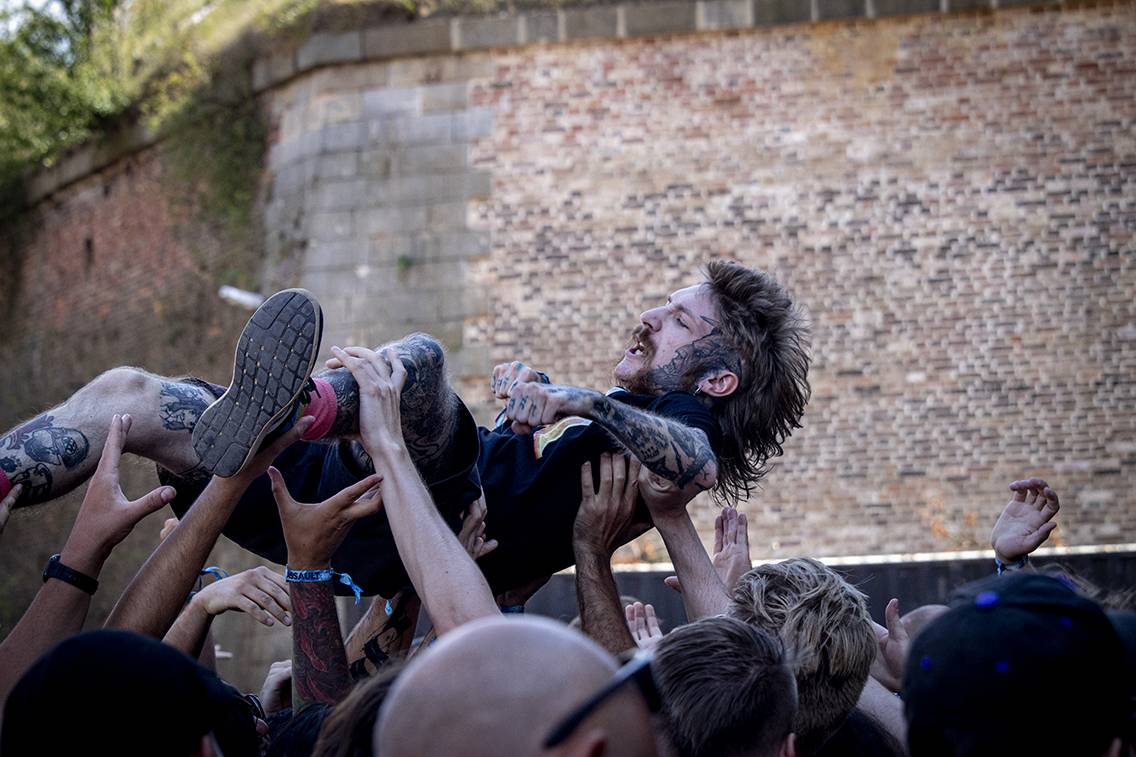 Na Brutal Assault se plavalo nad hlavami a pařilo v kotli. Ukázali se Lorna Shore, Jinjer, Cannibal Corpse nebo Dark Funeral