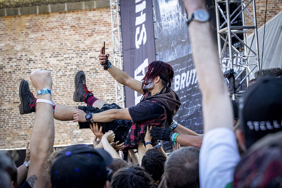 Na Brutal Assault se plavalo nad hlavami a pařilo v kotli. Ukázali se Lorna Shore, Jinjer, Cannibal Corpse nebo Dark Funeral