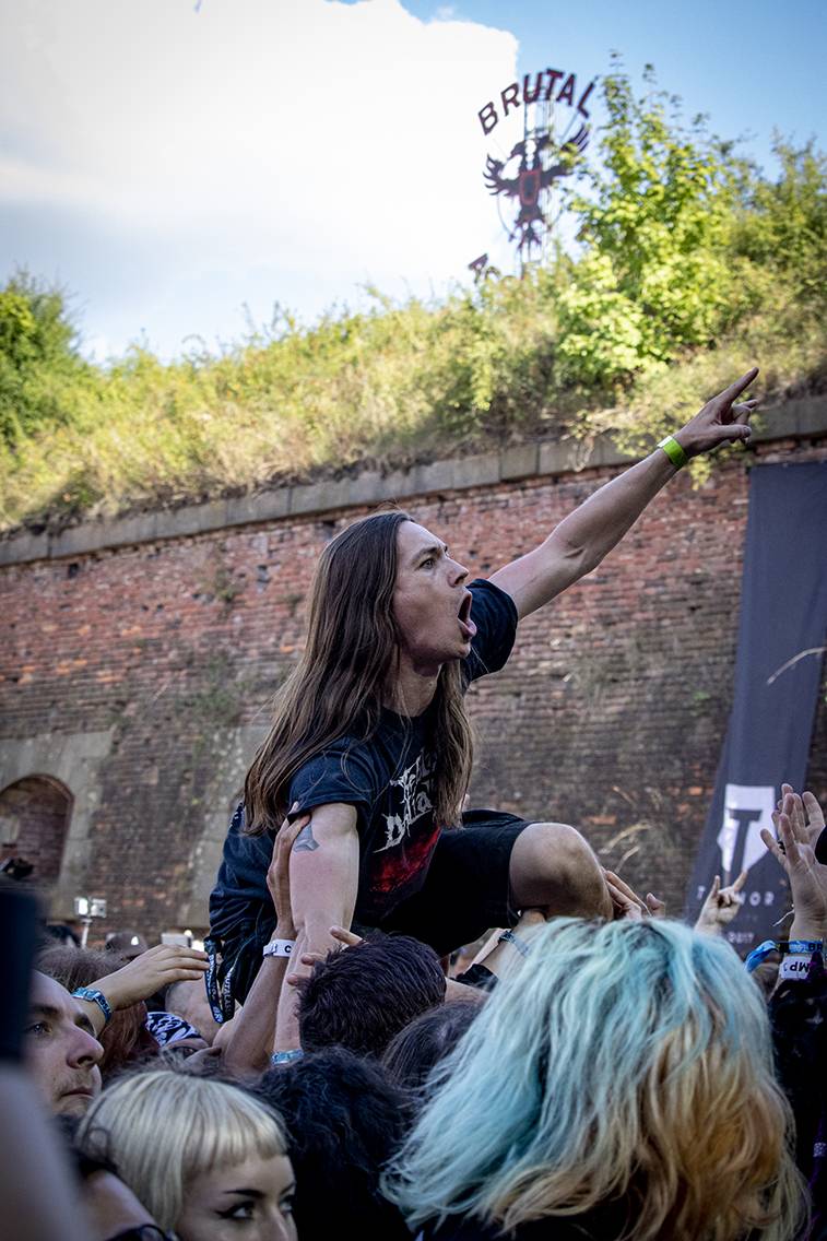 Na Brutal Assault se plavalo nad hlavami a pařilo v kotli. Ukázali se Lorna Shore, Jinjer, Cannibal Corpse nebo Dark Funeral