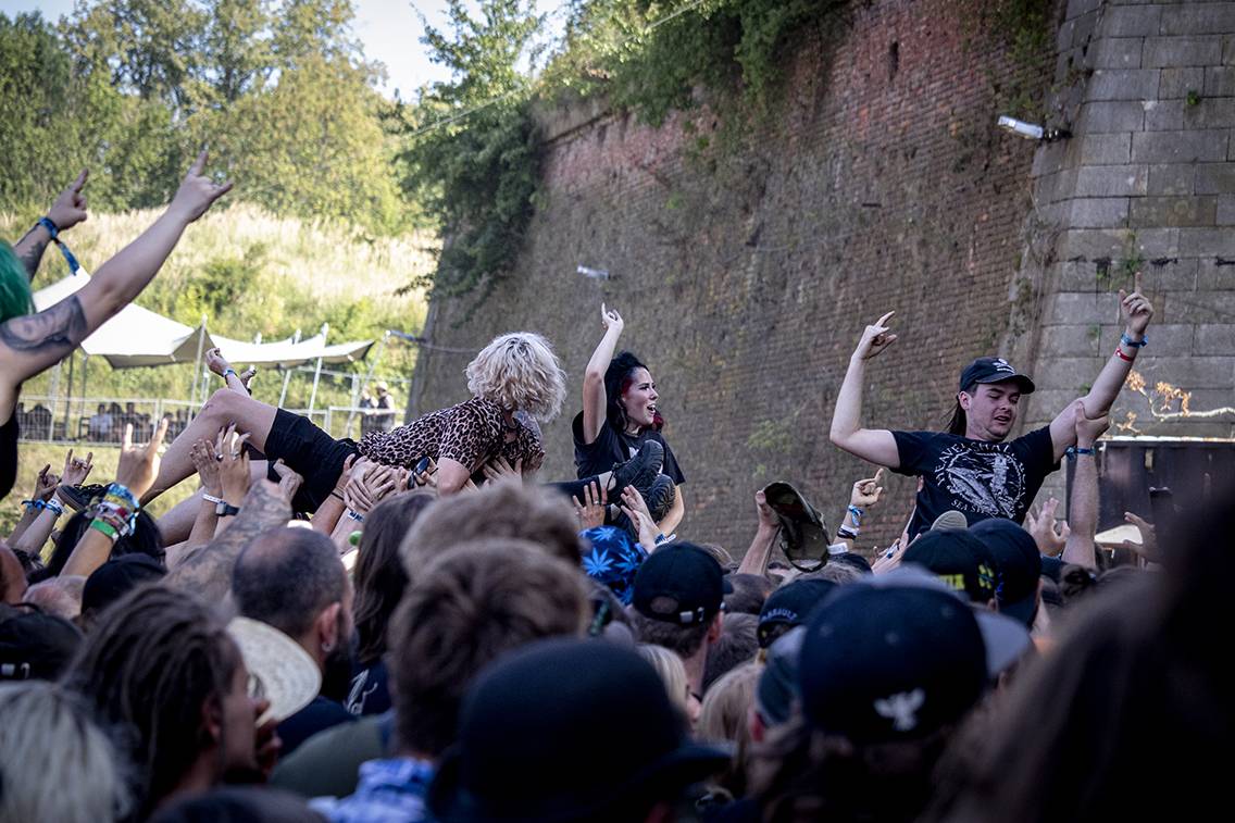 Na Brutal Assault se plavalo nad hlavami a pařilo v kotli. Ukázali se Lorna Shore, Jinjer, Cannibal Corpse nebo Dark Funeral