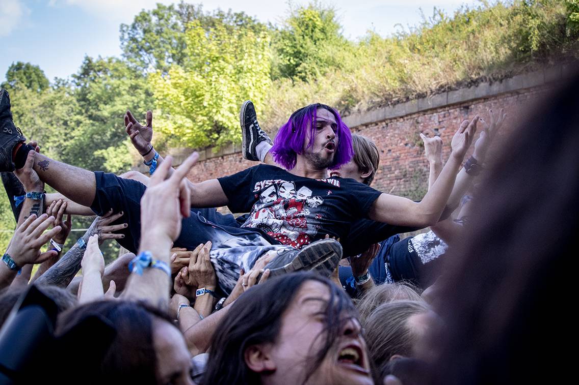 Na Brutal Assault se plavalo nad hlavami a pařilo v kotli. Ukázali se Lorna Shore, Jinjer, Cannibal Corpse nebo Dark Funeral