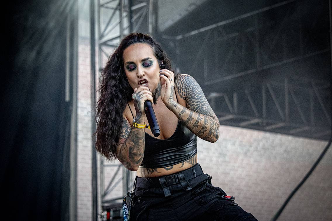 Na Brutal Assault se plavalo nad hlavami a pařilo v kotli. Ukázali se Lorna Shore, Jinjer, Cannibal Corpse nebo Dark Funeral