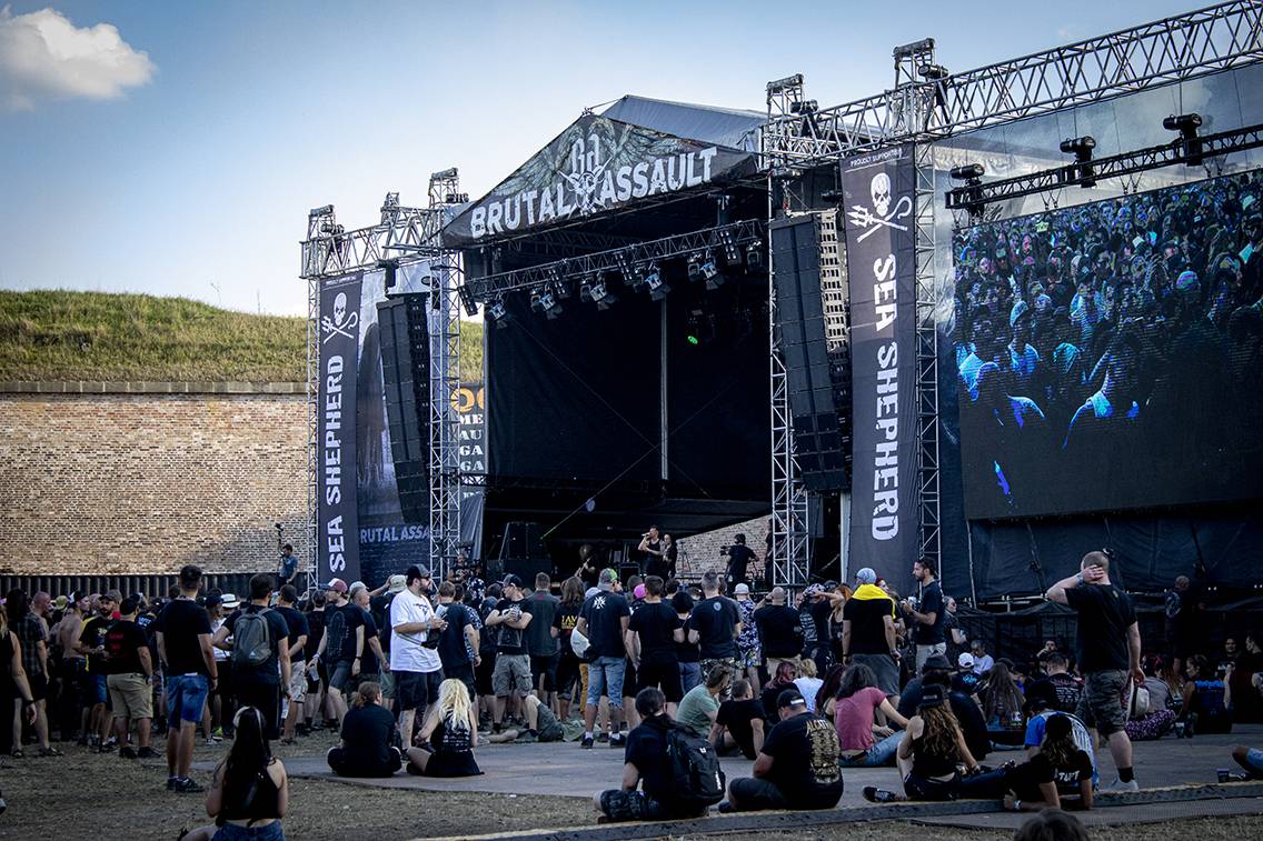 Na Brutal Assault se plavalo nad hlavami a pařilo v kotli. Ukázali se Lorna Shore, Jinjer, Cannibal Corpse nebo Dark Funeral