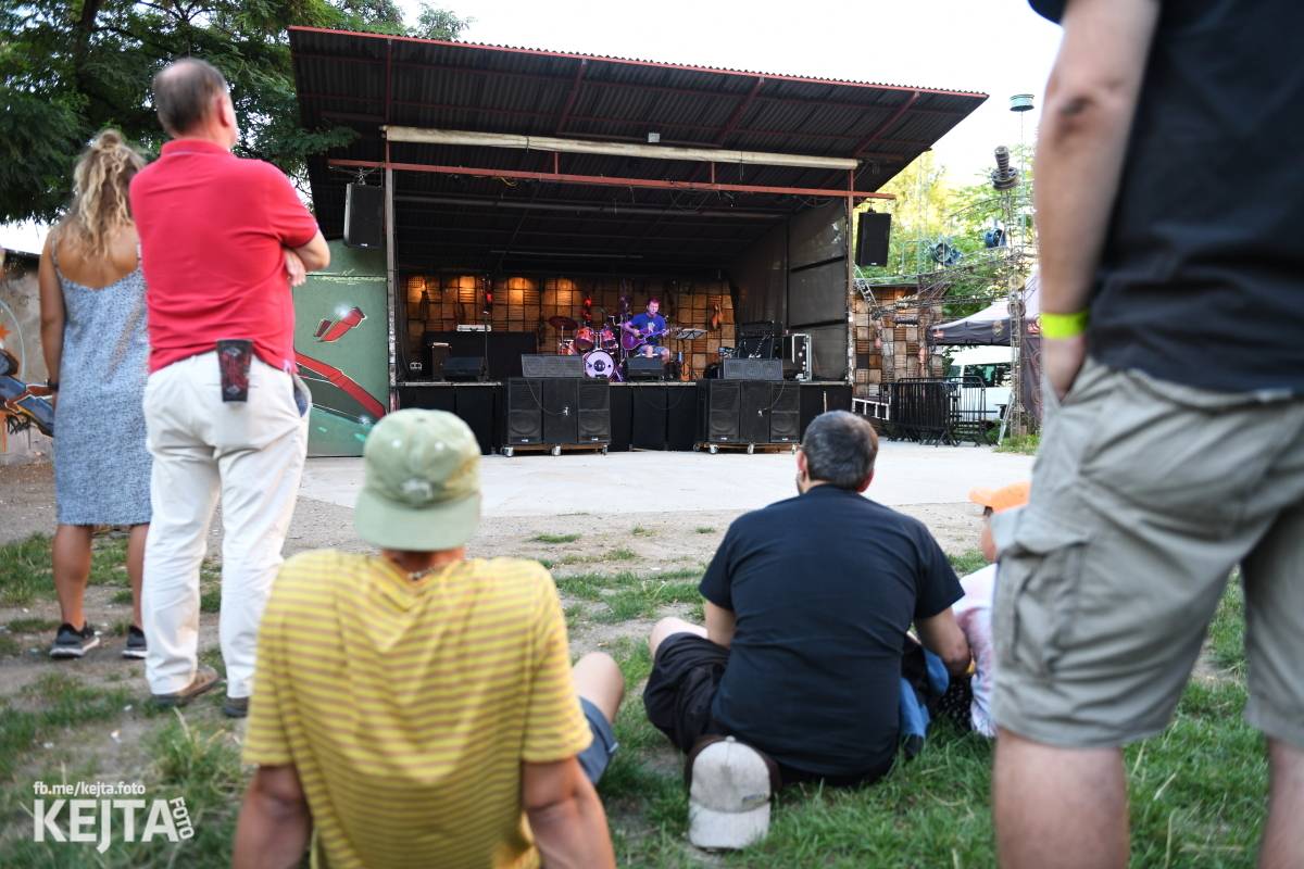 Znouzectnost poprvé zahrála v pražském Crossu, přivezla si s sebou Démophobii