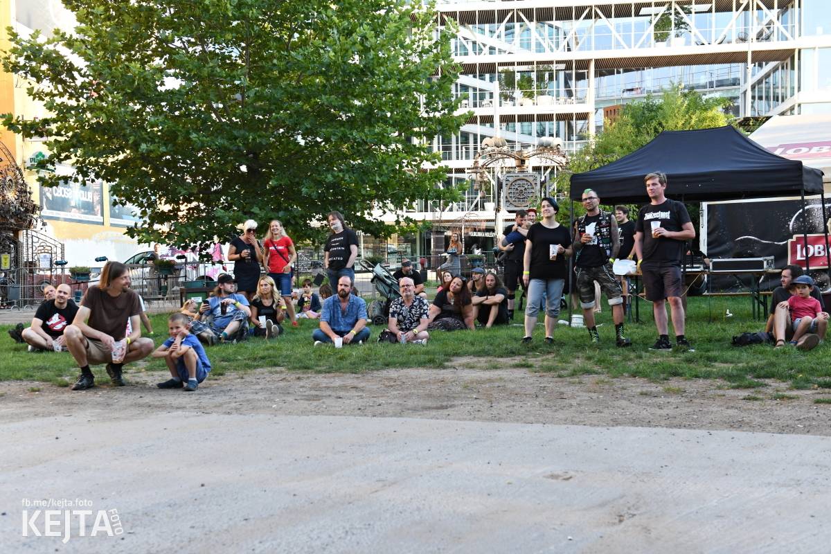 Znouzectnost poprvé zahrála v pražském Crossu, přivezla si s sebou Démophobii